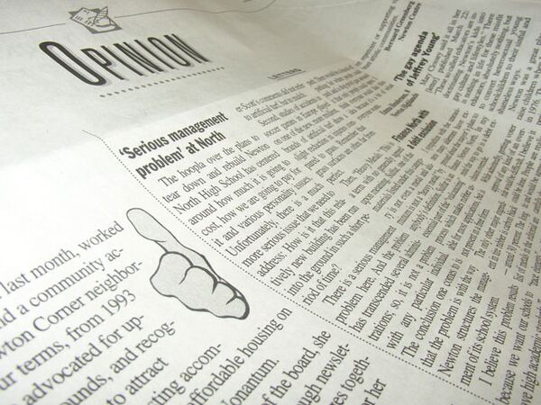 Foto einer gedruckten Zeitung in englischer Sprache