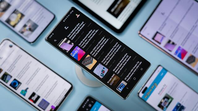 Ein Handy auf einem Tisch. Es sind Nachrichten-Teaser zu sehen.